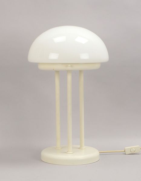 Designer-Tischlampe (1970er Jahre), halbkugelförmiger Milchglas-Schirm; Höhe 50 cm
