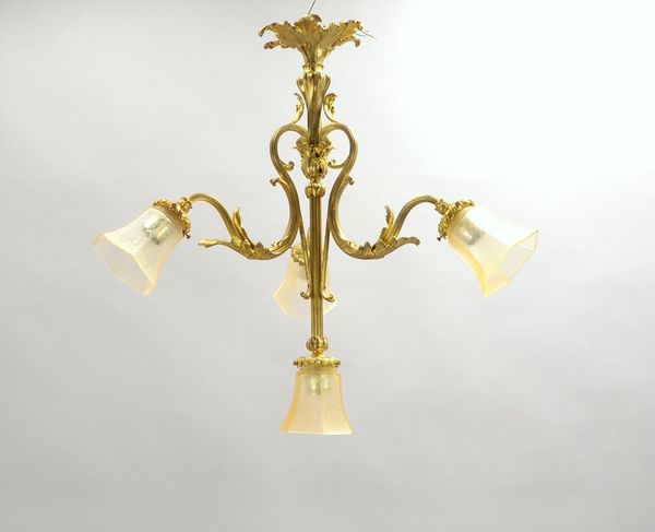 Deckenlampe, 4-fl., Bronze/vergoldet, mit Akanthusdekor, 6-passige geätzte Glasschirme