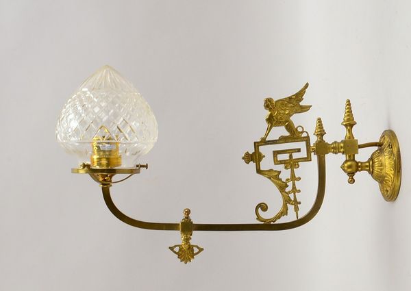 Wandapplikation, 1-flammig, Messingguss mit 'Greif'-Dekor, geschliffener Glasschirm - elektrifiziert