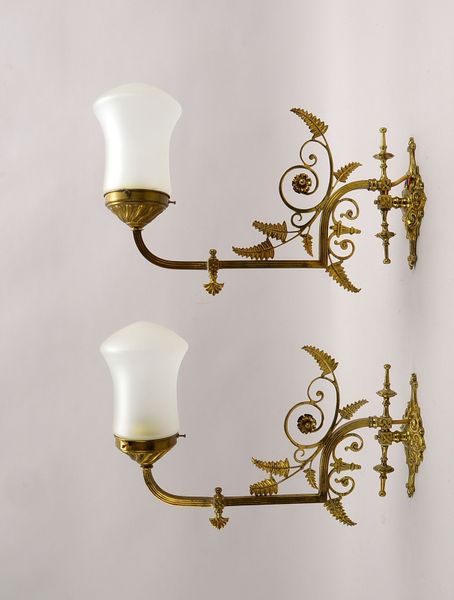 Paar Wandlampen, jeweils 1-fl. Messing, ornamentales Dekor, schwenkbar - elektr.