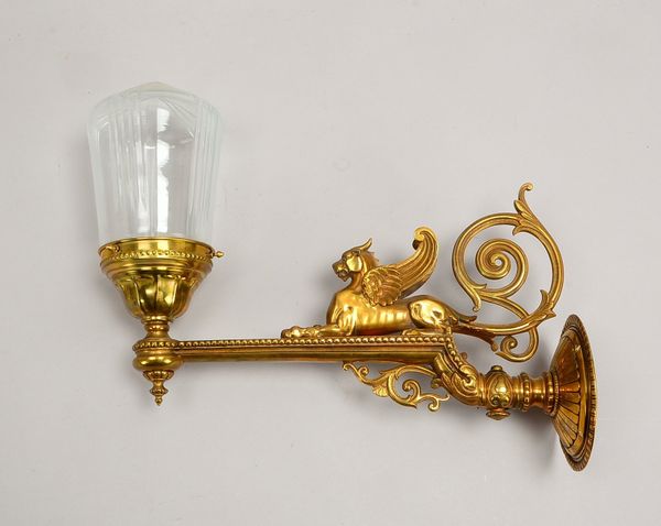 Wandapplikation, 1-flammig, Bronze, mit massiver figürlicher Applikation ('Greif') und ornamentalem