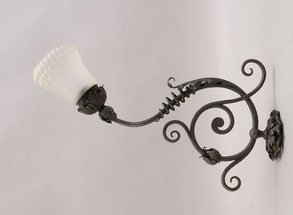 Wandapplikation, 1-flammig, Eisenguss, floral-ornamentale Ausführung, mit mattiertem Glasschirm - el