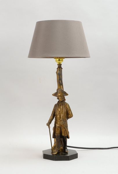 Tischlampe, 1-fl., figürlicher Bronze-Stand, mit Stoffschirm in Grau-Braun, auf Plinthe