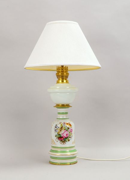 Tischlampe, 1-fl., aus Petroleumlampe - elektr., Porzellanfuß mit Handbemalung/goldstaff.