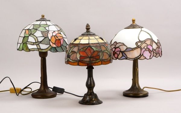 Kleines Tischlampen-Konvolut, jeweils 1-flammig, Ausführungen im Tiffany-Stil, Schirme mit Bleivergl