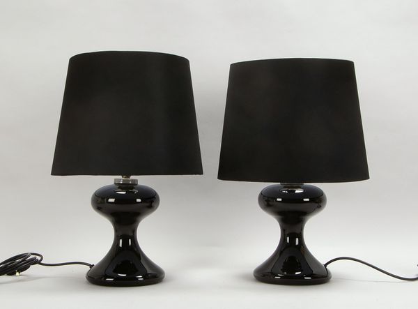 Design M, Paar Tischleuchten, jeweils 1-flammig, Modell 'ML1', schwarzer Glas-Balusterfuß, mit schwa