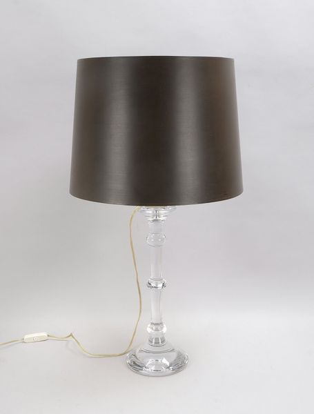 Design M, Tischleuchte, 1-flammig, Modell 'Tiffany', Klarglas-Schaft, mit braunen Kunststoffschirm,