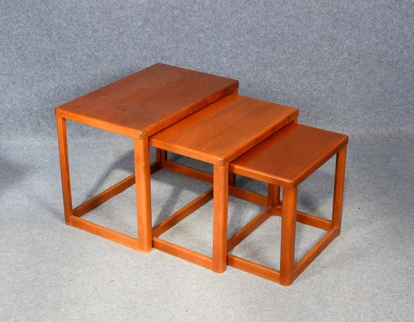 Satztische/3-teilig, Massivholz, Tische ineinanderschiebbar; Maße 40 x 42 x 30 cm - Maße 48 x 62 x 4
