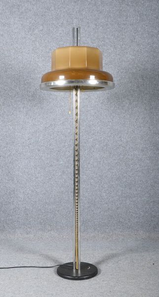 Stehlampe, 3-fl., 10-pass. Schirm/braunes Plexiglas, verchr. Metallring/3-streb. Schaft
