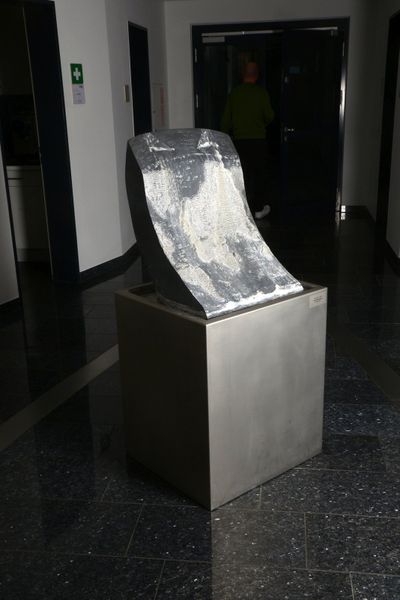 Bohlmann, Frank (ehemals in Bremen tätiger Künstler), Wasserspiel mit Marmor-Skulptur, 'Parabol' (20