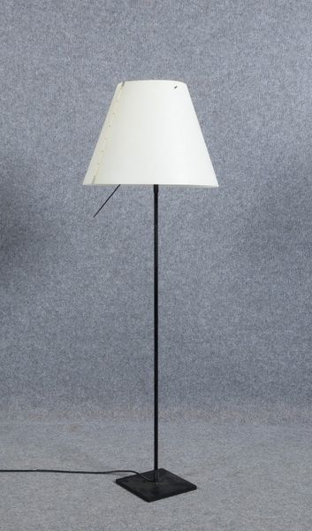 Luceplan/Italien, Designer-Stehlampe, 1-flammig, Modell 'Constanza', schwarzer Metall-Stand mit weiß