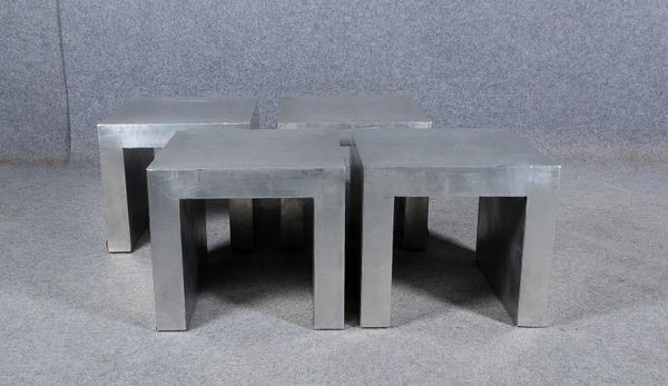 Satz Couchtische/Beistelltische, Aluminium und Holz, 4 Stück; Höhe 40,5 cm, Breite 45 cm, Tiefe 45 c