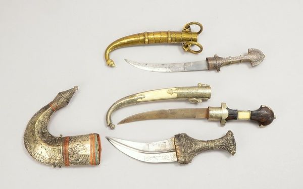 3 orientalische Krummdolche, teils Metall/versilbert: 2x Koummyas/1 Jambiya