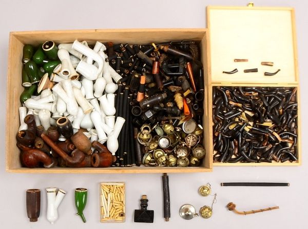 Diverse Gesteckpfeifen und Pfeifen-Ersatzteile, Holz/Porzellan - mit viel Zubehör