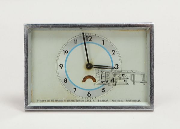 Sammler-Tischuhr ('III. Reich'), mit Werbung der Druckerei des NS-Gauverlags Sachsen GmbH - Uhr gäng