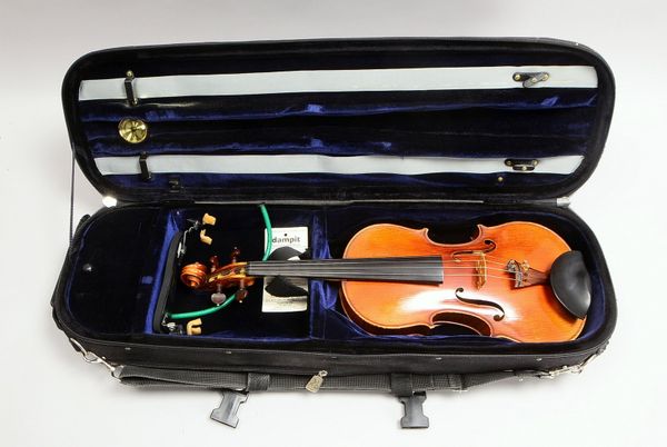 4/4-Geige (um 1900, Geigenbaumeister Joseph Chevrier Luthier/Mirecourt), innen mit Klebeetikett, han