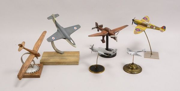6 Flugzeugmodelle, Holz und Metall/teils farbig gefasst, versch. Ausf. auf Ständer