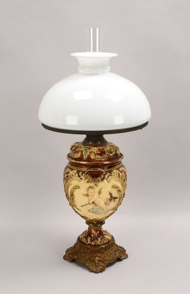 Petroleumlampe, Bronze/Majolika, mit Glaskolben und Milchglasschirm; Höhe 69 cm