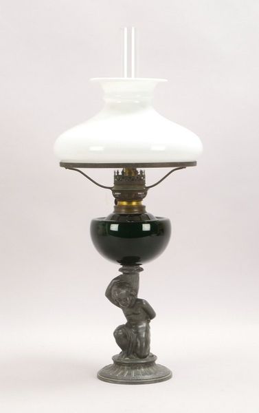 Petroleumlampe, figürl. Zinn-Fuß, grüner Glas-Korpus, mit Glaskolben/Milchglasschirm