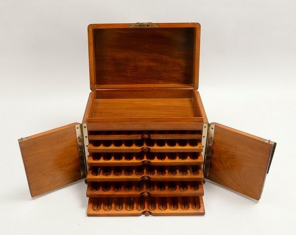 Alter Humidor, Mahagoni, 2-türiger Kasten, innen 6-schübig - für jeweils 10x Zigarren/Länge bis 13 c