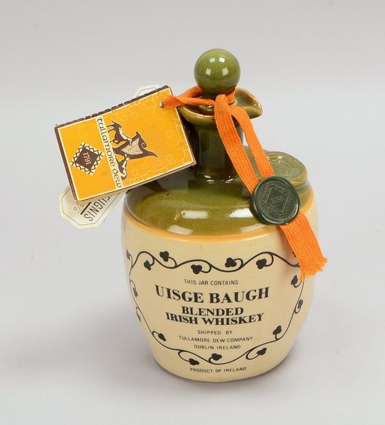 Sammler-Whiskey (Irland), 1 Flasche: 'Tullamore Dew, Uisge Baugh', komplett - Keramik-Dekanter origi