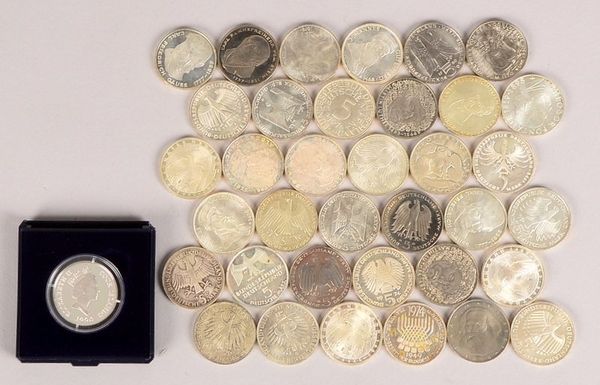Kleine Münzsammlung: '5 DM', Kupfer/Nickel, 36 Stück; dazu 1 Medaille 'Cook Island'