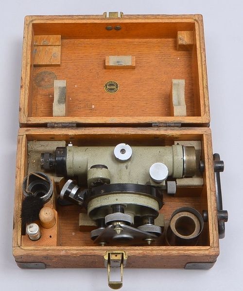 Altes Nivelliergerät (Carl Zeiss/Jena), Nr. '51643', im original Holzkasten - mit Zubehör