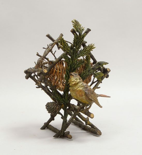 Figürlicher Eierkorb, Bronze, mit jagdlichen Appliationen und Vogelfigur/'Wiener Bronze', 'Spatz an