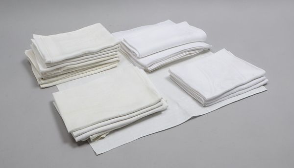 Damasttischdecken-Konvolut, verschiedene Ausführungen und Maße - jeweils quadratische Form, 36 Stück