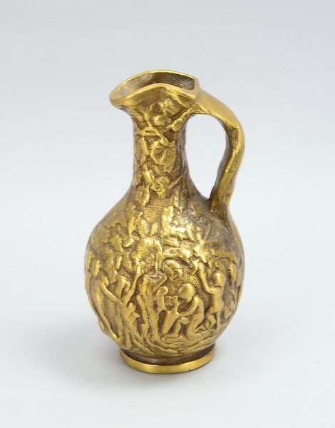 Wasserkrug, Bronze massiv, Wandung umlaufend mit Reliefdekor, 'Putti in Landschaft' - schwere Ausfüh