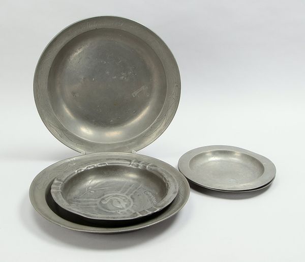 Zinnschalen-Sammlerkonvolut, verschiedene Zeiten/teils datiert ('1831' und '1843'), 5 Stück; Durchme