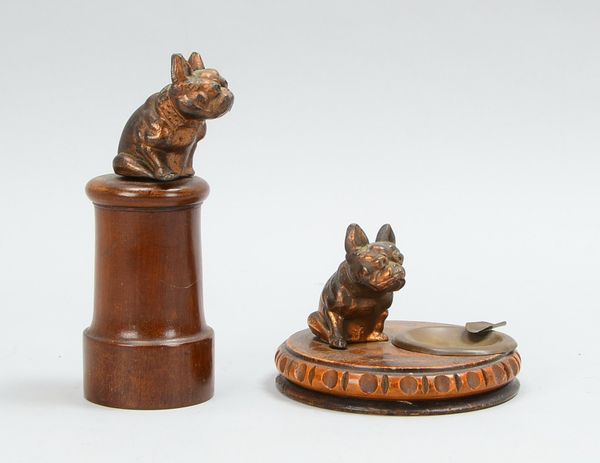 Paar Sammler-Schreibtischdekorationen, alt, Holz mit Kupferfigur, 'Sitzende Bulldogge': 1x Figur auf