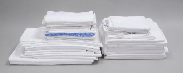 Leintuch-Sammlerkonvolut, Tischtücher und Decken, ausschließlich Weißware - teils gemustert/bestickt