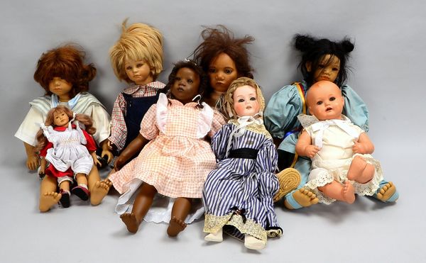 Kleines Sammlerpuppen-Konvolut, verschiedene Marken, Materialien und Ausführungen, Puppen jeweils mi