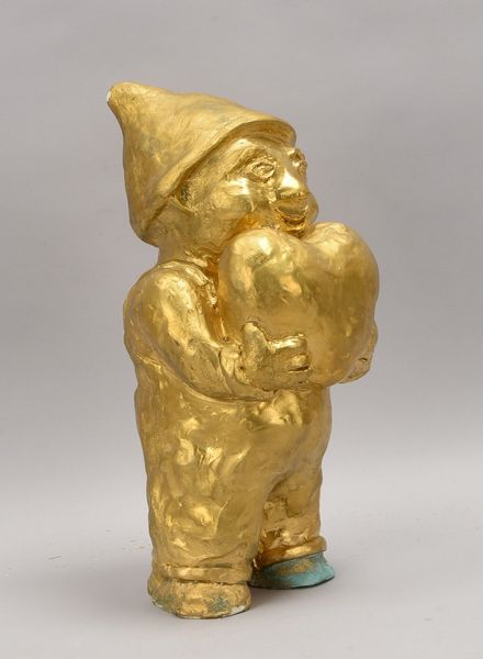 Steinskulptur, Mainzelmännchen mit Herz, vergoldet; Höhe 29,5 cm