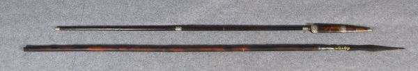 2 antike Lanzen (Borneo/Indonesien): 1x Echtsilber-Appl., 1x mit Bronze; Länge bis 222 cm