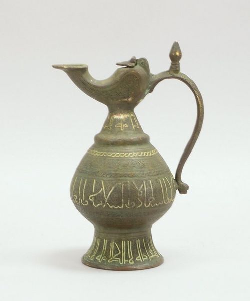 Öllampe (Persien), Bronze, Wandung mit ornamentalem Reliefdekor, umlaufend mit Kalligrafie/arabische