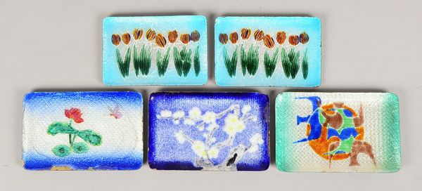 Kleines Sammlerteller-Konvolut (China), jeweils emailliert, mit Blumenmotiven, 5 Stück; Maße bis 12