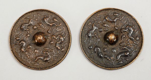 Paar Handspiegel (China), Bronze, mit Reliefdekor; Durchmesser jeweils Ø 9 cm