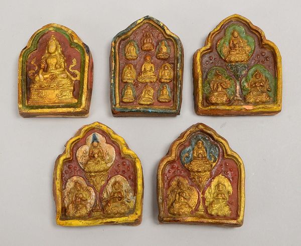 Reiseikonen-Sammlerkonvolut (Tibet), Ton farbig gefasst, jeweils mit Reliefdarstellungen ('Buddhafig