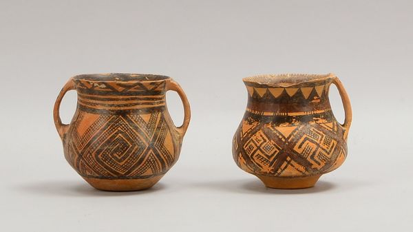 Paar Trinkbecher (China), Ton, Wandung mit geometrischer Schwarzmalerei; Höhe jeweils 10,5 cm (1x mi
