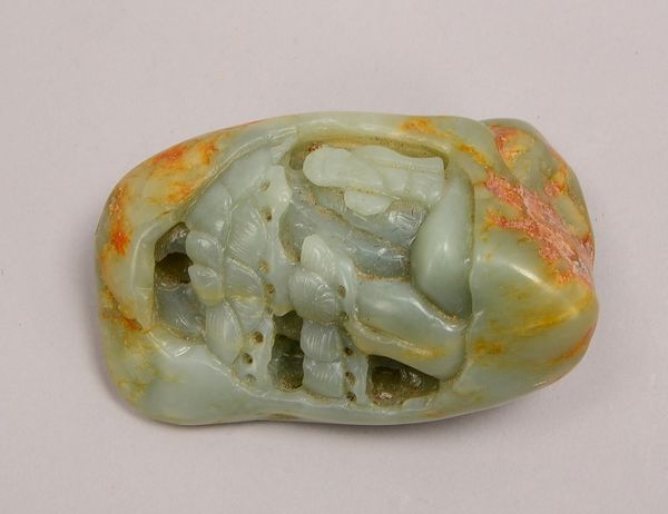 Amulett (China), Jade, mit Reliefmotiv ('Landschaftsdarstellung'); Höhe 5 cm, Länge 9,5 cm