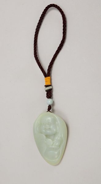 Amulett/Handschmeichler (China), Jade, mit Reliefmtotiv ('Buddha-Darstellung'); Maße 8 x 5 cm