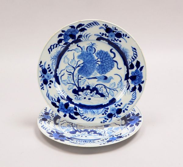 Paar Porzellanteller (China), florales Unterglasurdekor in Blau, ungemarkt; Durchmesser jeweils Ø 23