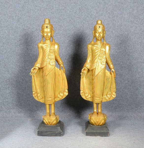 2 Buddha-Standfiguren (burmes. Mandalay-Stil), Holz/vergoldet, auf Sockel