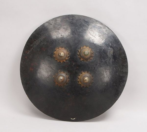 Dhal/Rundschild, schwarz gefasstes Leder, 4x Metallbuckel, innen 2x Kordeln/Kissen