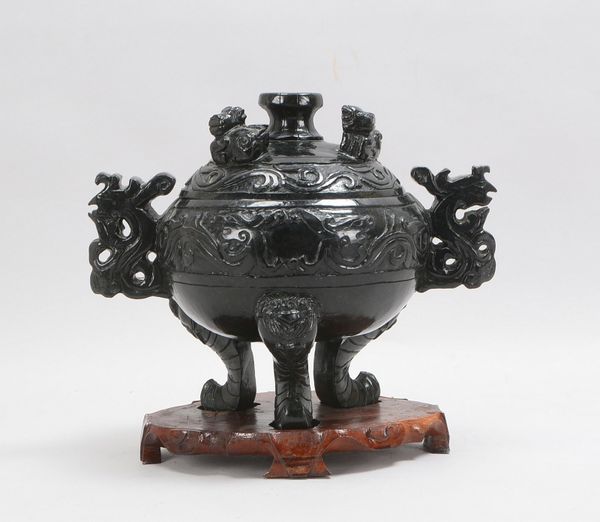 Tripod-Räuchergefäß (China), Serpentin, mit 2x Handhaben, auf Holzsockel; Höhe 28 cm
