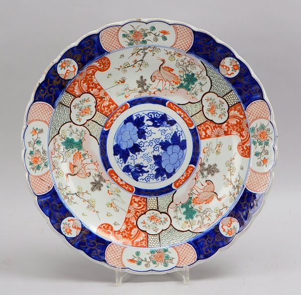 Großer Imari-Teller (China), gewellter Rand, mit Naturmotiv in Blau-Rot ('Reiher in Landschaft'); Du