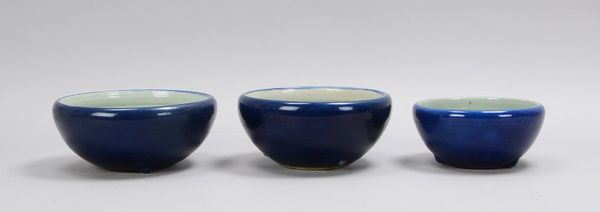 Kleines Porzellanübertopf-Konvolut (China), jeweils mit blauer Glasur, verschiedene Größen, ungemark