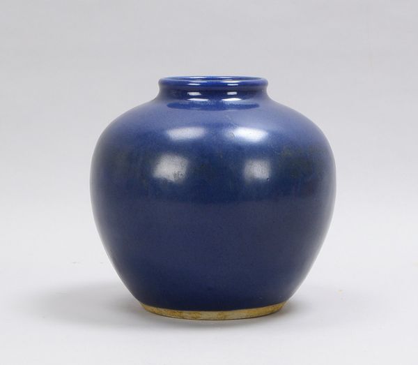 Porzellan-Tischvase (China), ovoider Korpus, Wandung mit dunkelblauer Glasur, ungemarkt; Höhe 22 cm